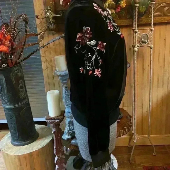 Anna, a new approach women’s extra large velvet like zip up jacket. - Picture 7 of 12